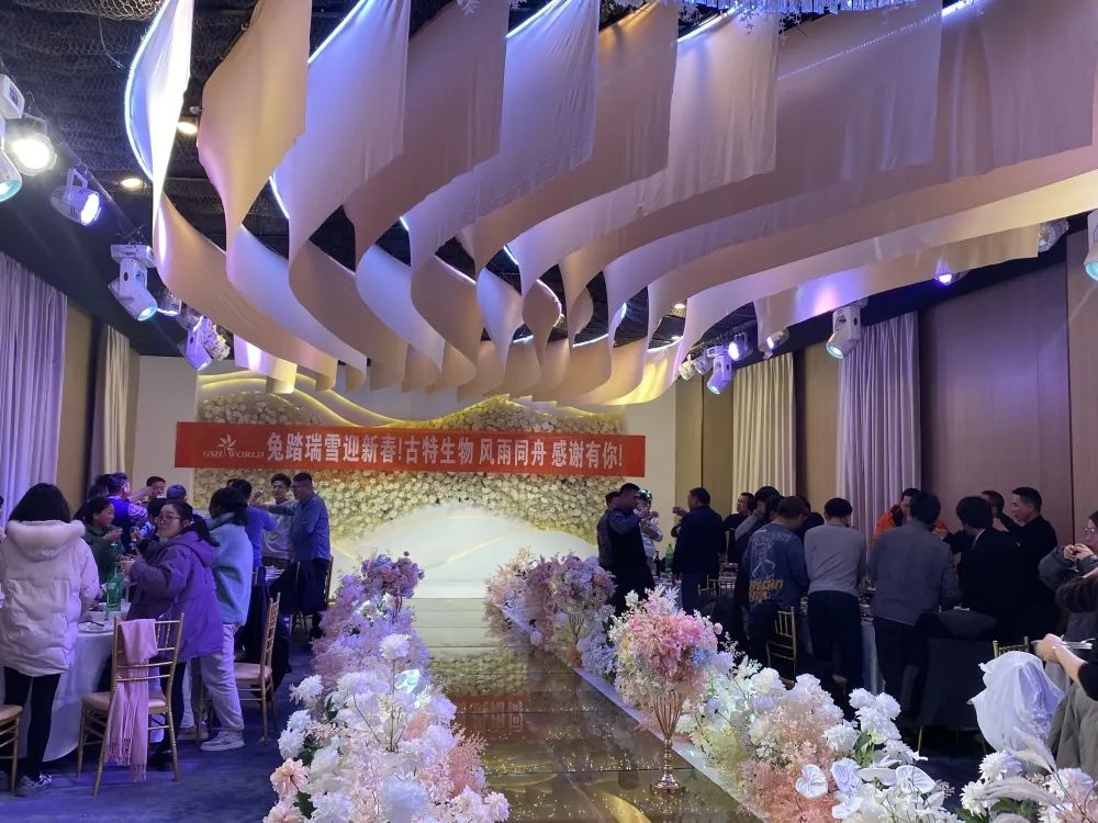 所有員工歡聚一堂，共同舉杯慶祝